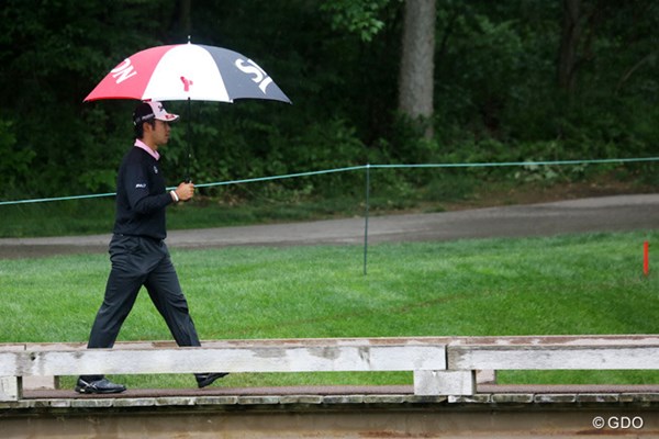 開幕3日目は雨の中で練習ラウンドを行った松山
