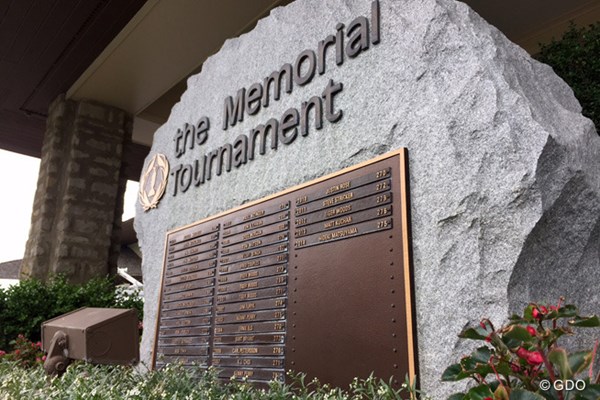 2015年 ザ・メモリアルトーナメント 事前 松山英樹 クラブハウス前の石碑にも歴代王者の名前が刻まれている