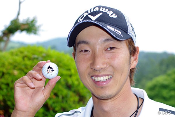 2015年 日本ゴルフツアー選手権 Shishido Hills 事前 重永亜斗夢 重永亜斗夢のボールには、今年から鉄腕アトムが。前ホールの出来によって、ティアップした際にアトムの顔が向く方向が変わるそうだ