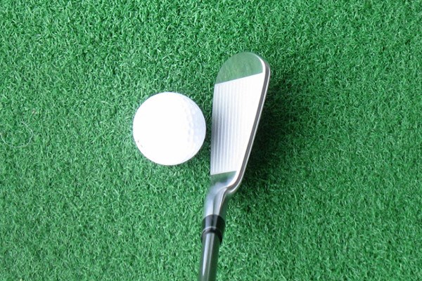 新製品レポート 本間ゴルフ TW727M アイアン ヒールがやや高いヘッド形状。構えると、ボールを包み込むようなイメージが湧く