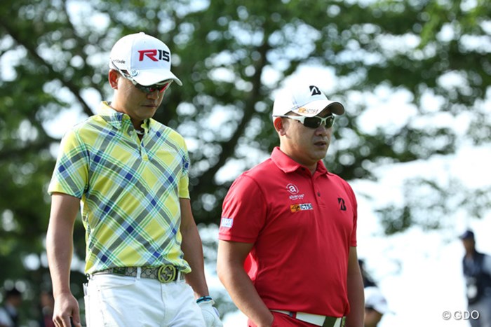 A.キュー（右）とT.オー。表記の名前がシンプルです 2015年 日本ゴルフツアー選手権 Shishido Hills 初日 アンジェロ・キュー＆テッド・オー