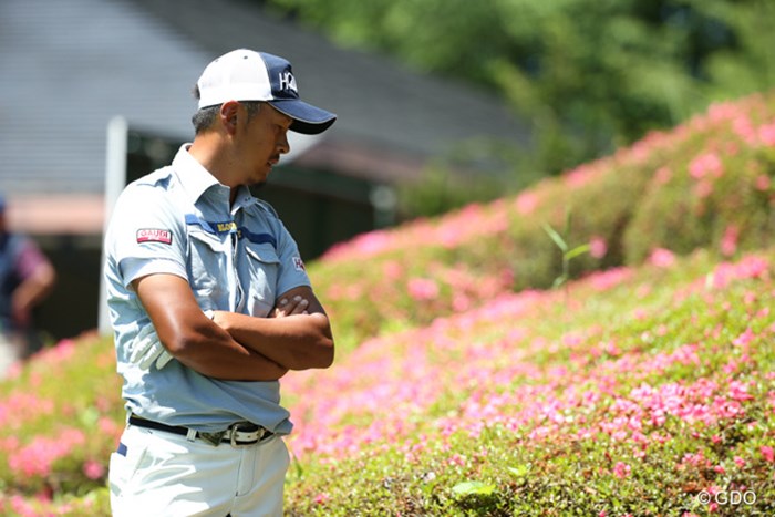 ミスショットでイライラしてるときは花を観て落ち着こう 2015年 日本ゴルフツアー選手権 Shishido Hills 初日 岩田寛