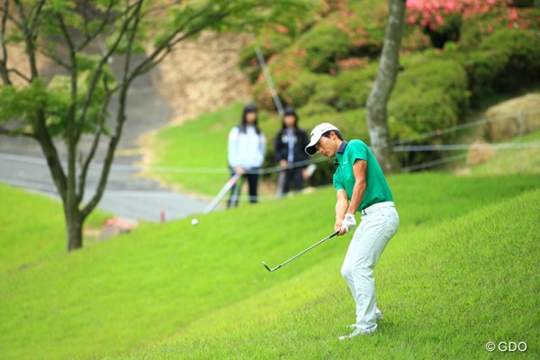 2015年 日本ゴルフツアー選手権 Shishido Hills 3日目 竹安俊也 後ろで可愛い女の子が観てるよ！ でもチップインとはいかないね