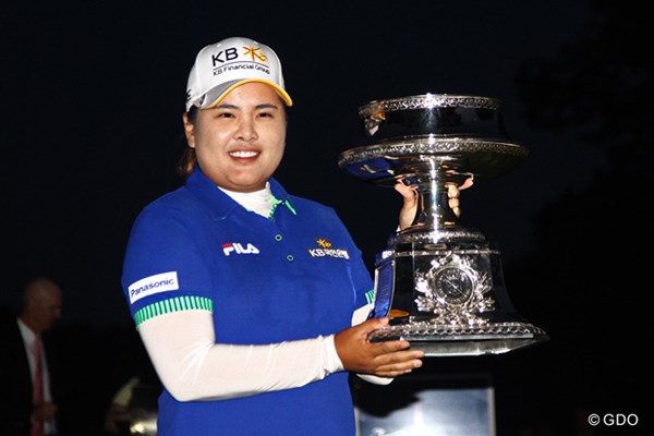 2015年 KPMG女子PGA選手権 事前 朴仁妃 前年はプレーオフを制した朴仁妃が大会2連覇を達成。夕闇の中で優勝カップを掲げた
