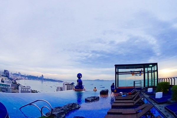 2015年 シンハーコーポレーション タイランドオープン 事前 ホテル屋上にあるプールから、パタヤの街を眺める