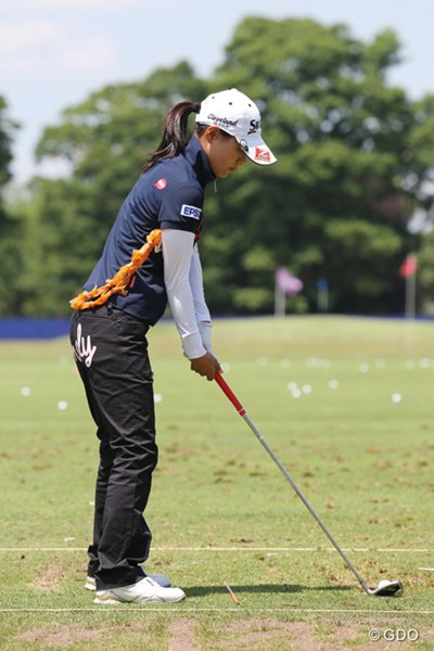 2015年 KPMG女子PGA選手権 事前 横峯さくら それを脇に挟んでショットの練習