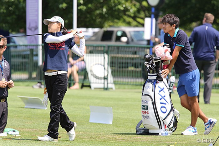 横峯さくらの練習を見守るメンタルトレーナーで夫の森川氏 2015年 KPMG女子PGA選手権 事前 横峯さくら