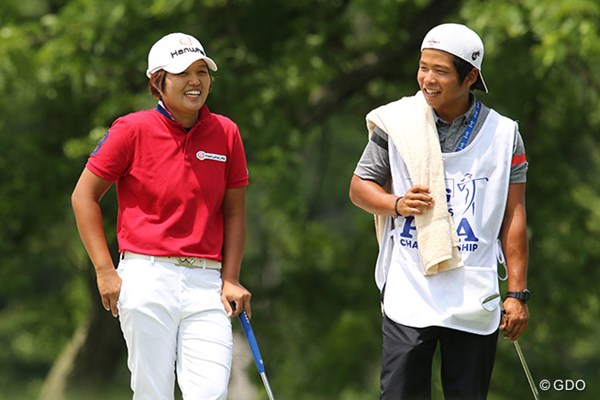 2015年 KPMG女子PGA選手権 2日目 野村敏京 野村京平 野村敏京のキャディは2日目から弟の京平さん。笑顔の多いラウンドで予選突破を決めた