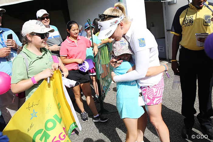 モーガン・プレッセルにハグしてもらうファンの女の子。微笑ましい? 2015年 KPMG女子PGA選手権 3日目 モーガン・プレッセル
