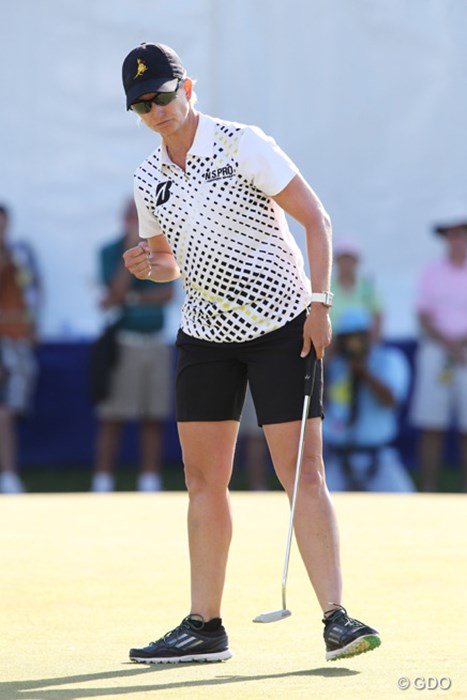 18番でバーディーを決めてガッツポーズのカリー・ウェブ。3位タイです 2015年 KPMG女子PGA選手権 3日目 カリー・ウェブ