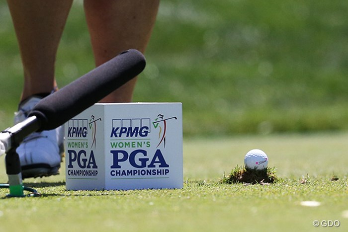グラブで芝をもりあげてティショットを放つローラ・デービース。ティを使いません 2015年 KPMG女子PGA選手権 3日目 ローラ・デービース