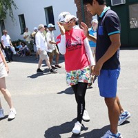 スタート前にメンタルコーチで夫の森川陽太郎さんとハイタッチする横峯さくら 2015年 KPMG女子PGA選手権 最終日 横峯さくら
