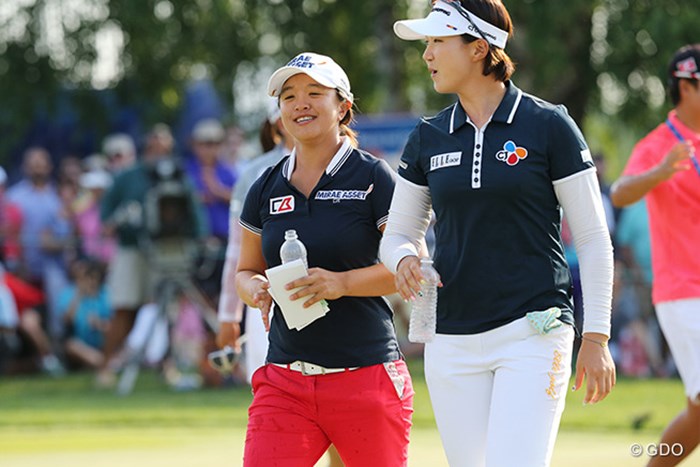 朴仁妃と同組だったキム・セヨン（左）が優勝を祝福するとは微笑ましい光景でした 2015年 KPMG女子PGA選手権 最終日 キム・セヨン