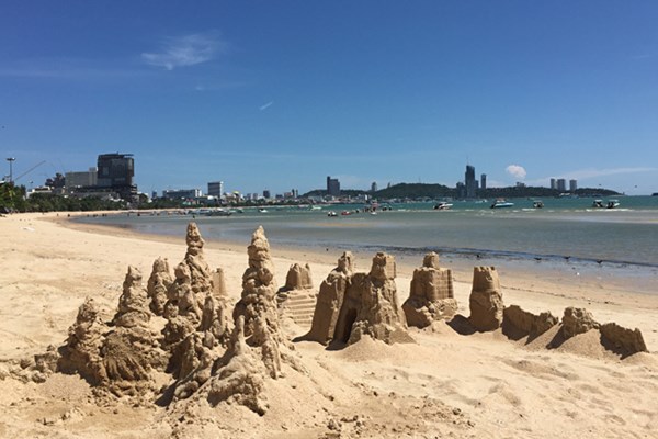 パタヤビーチで発見した砂のお城。