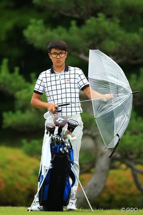 えっ？ゴルフでビニールの傘って・・・初めて見ました。忘れちゃったのかな？ トヨタジュニアゴルフワールドカップ2015 3日目 キム・セギョン