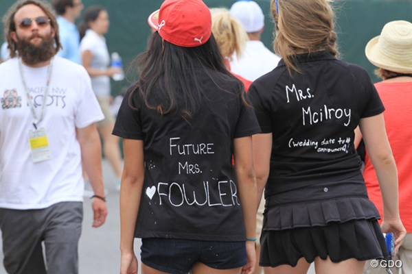 2015年 全米オープン 初日 熱烈アピール 意味は？「将来のミス・ファウラー（左）」と「マキロイ婦人・結婚式は未定（右）」
