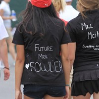 意味は？「将来のミス・ファウラー（左）」と「マキロイ婦人・結婚式は未定（右）」 2015年 全米オープン 初日 熱烈アピール