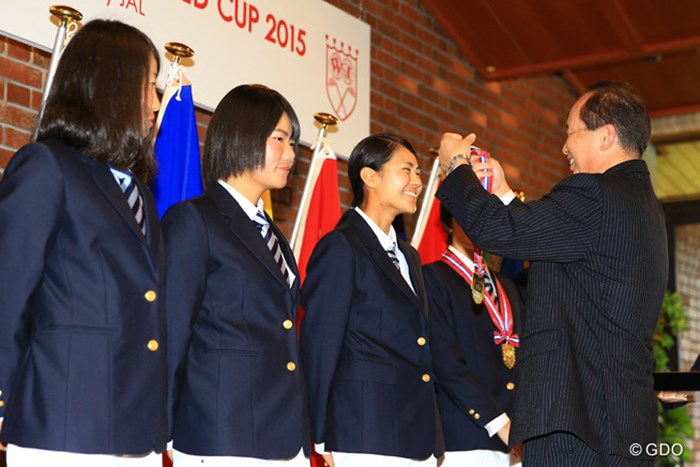 メダル授与。新垣さんの笑顔が本当に嬉しそう トヨタジュニアゴルフワールドカップ2015 最終日 日本チーム