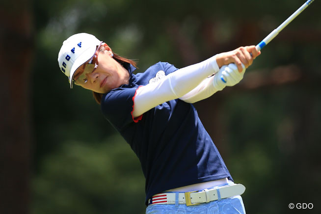 李知姫が首位に浮上 松森彩夏が3打差3位