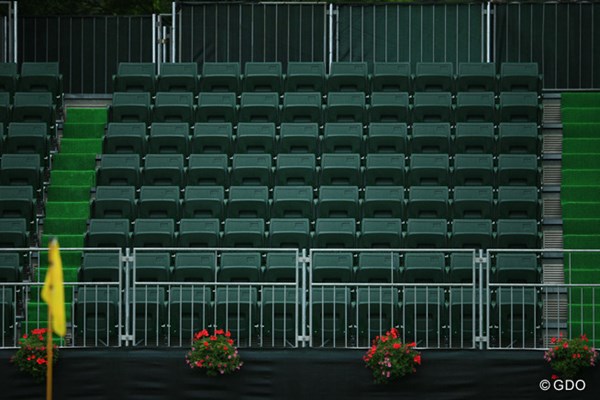 2015年 アース・モンダミンカップ 2日目 ギャラリースタンド 通常のギャラリースタンドは長椅子ですが、今年から18番のギャラリースタンドは個別の座席に。日本では珍しいですよね。