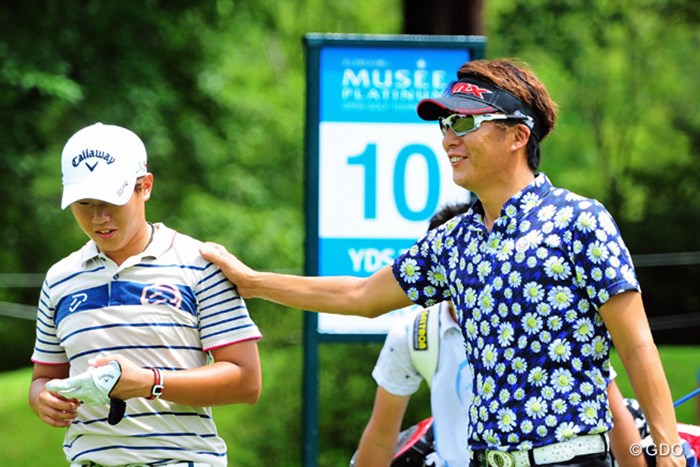 後輩の韓流選手に「お前も頑張れよ～」っちゅう感じで余裕シャクシャク。2位タイ 2015年 ミュゼプラチナムオープンゴルフトーナメント 初日 J.チョイ