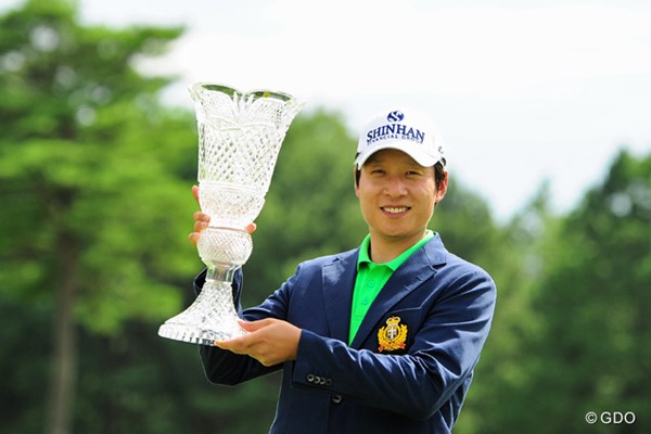 2015年 ミュゼプラチナムオープンゴルフトーナメント 最終日 キム・キョンテ キム・キョンテが「66」で逆転し、今季2勝目、ツアー通算7勝目を飾った