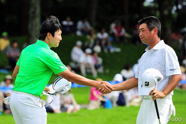 2015年 ミュゼプラチナムオープンゴルフトーナメント 最終日 キム・キョンテ、池田勇太 健闘をたたえ合って握手する両者ですが、ユータさんの顔に悔しさがにじみ出ております。全英でリベンジ願いま～す！