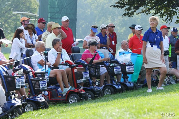 車椅子とスクーターが合体したような乗り物です。足腰の弱った年配の方でもゴルフが観戦しやすいように会場でレンタルされています