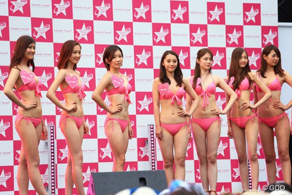 「サマンサワンライフオーディション」のファイナリスト進出を決めた藤田光里の妹・美里さん（左から3番目）