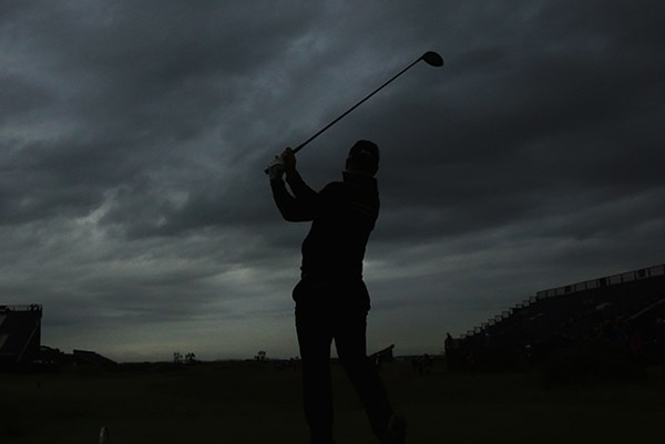 最終日を第1組でティオフしたライアン・フォックス。飛球線の先には厚い雲が垂れ込めている（Andrew Redington/Getty Images）
