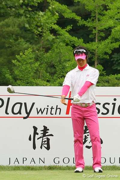 2009年 UBS日本ゴルフツアー選手権 事前 石川遼 ここから、左手首を外側に返して、脇を締めるイメージでアドレスに入る石川遼。