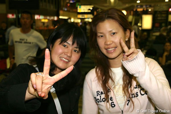 元気いっぱいで現地の空港に到着した諸見里しのぶ（左）と上田桃子