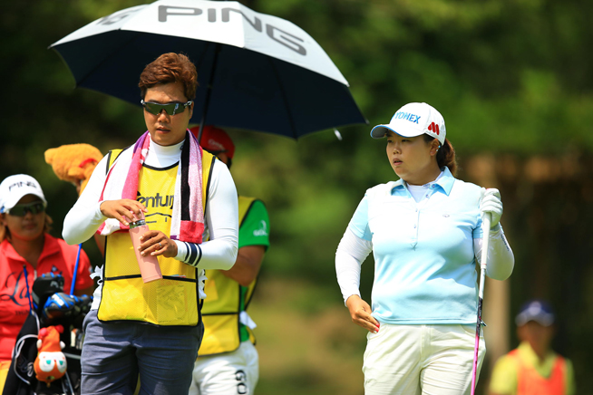 同じことを2度したら…アン・ソンジュ、キャディ務める夫に届かぬため息