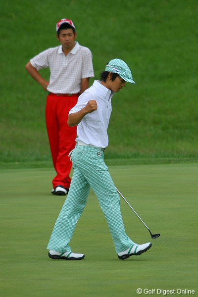 国内男子 UBS日本ゴルフツアー選手権 初日 石川遼 11番でこの日初めてのバーディを奪い、ガッツポーズ！