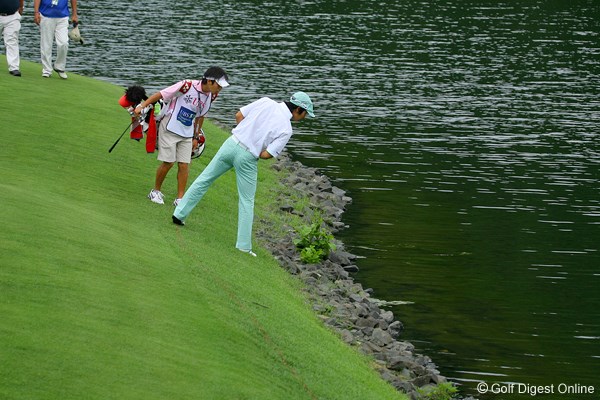 国内男子 UBS日本ゴルフツアー選手権 初日 石川遼 4番でグリーン左に池に第2打を落としてしまった石川遼