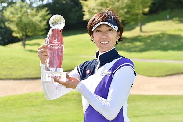 2015年 LPGAレジェンズ選手権アイザックカップ 最終日 白戸由香 好相性を口にしていた白戸由香は、2日目以降ノーボギーでレジェンズ2勝目を挙げた ※画像提供：日本女子プロゴルフ協会