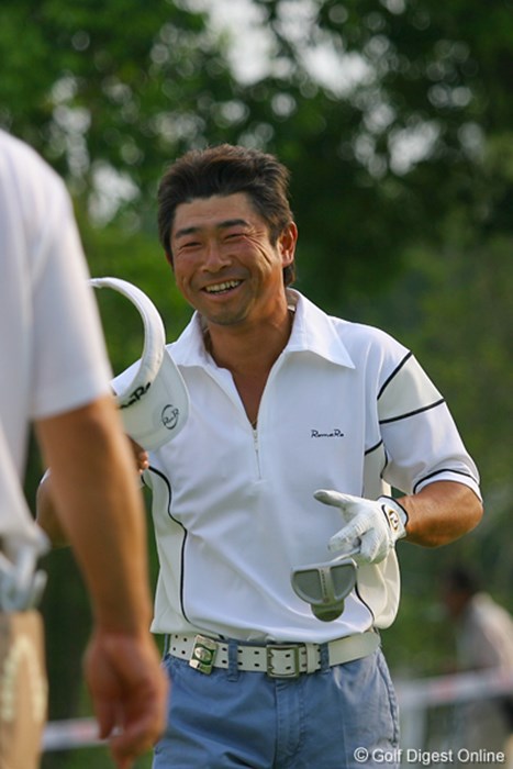 4アンダーで初日を終え、笑みがこぼれる五十嵐雄二 国内男子 UBS日本ゴルフツアー選手権 初日 五十嵐雄二
