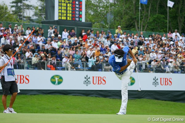 国内男子 UBS日本ゴルフツアー選手権 2日目 石川遼 最終ホールでバーディを奪い、力強いガッツポーズを見せた石川遼。キャディの加藤君は苦笑！？