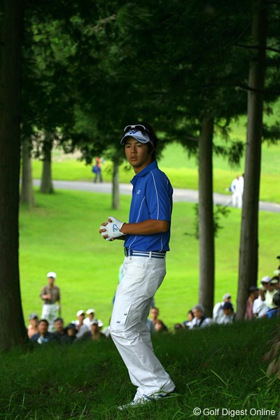 国内男子 UBS日本ゴルフツアー選手権 2日目 石川遼 ティショットを左に曲げた石川。不安そうに脱出口を捜す