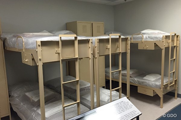 2015年 ザ・グリーンブライアークラシック 事前 二段ベッド バンカー内には二段ベッドが置かれ、有事の際には1100人近くを収容することができるようになっていた