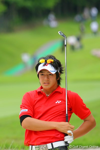 2009年 UBS日本ゴルフツアー選手権 3日目 石川遼 18番、バンカーからのショットを見つめる石川遼
