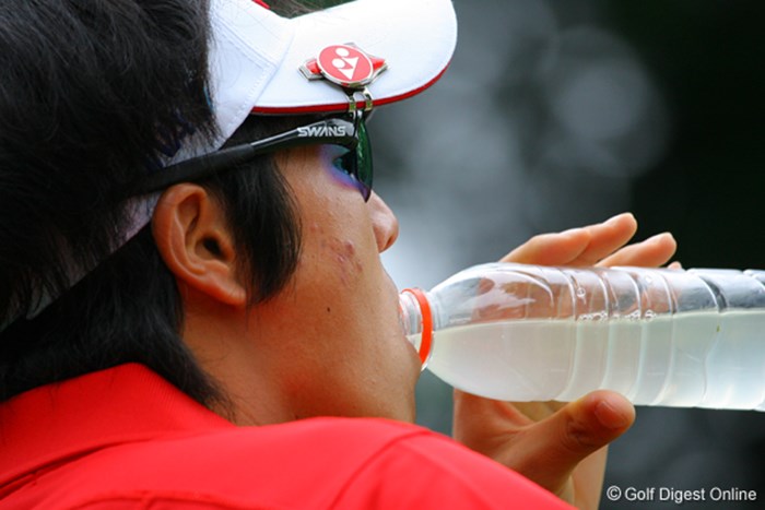 サングラスを掛けて、水分を補給して。暑さ対策する石川遼 2009年 UBS日本ゴルフツアー選手権 3日目 石川遼