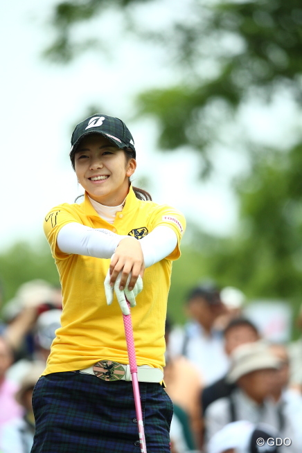 堀琴音「プロになってのベストスコア」で首位発進（2015年meijiカップ）