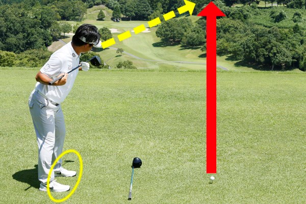 （画像5枚目） 素振りする位置は「ボール後方」or「ボール横」、どっち？ 目標をチラッと見るだけで影響されてしまう…