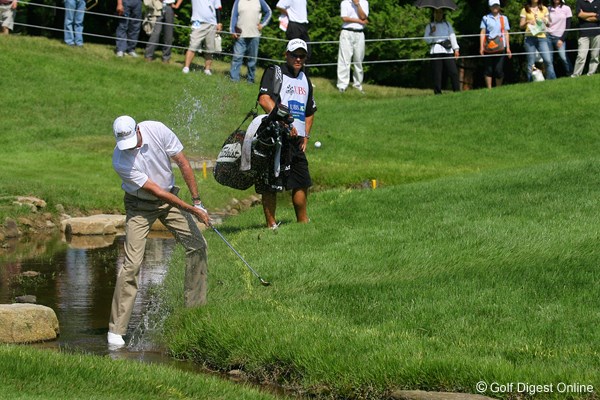 UBS日本ゴルフツアー選手権 宍戸ヒルズ 最終日 D.スメイル 12番でウォータショットを放つスメイル