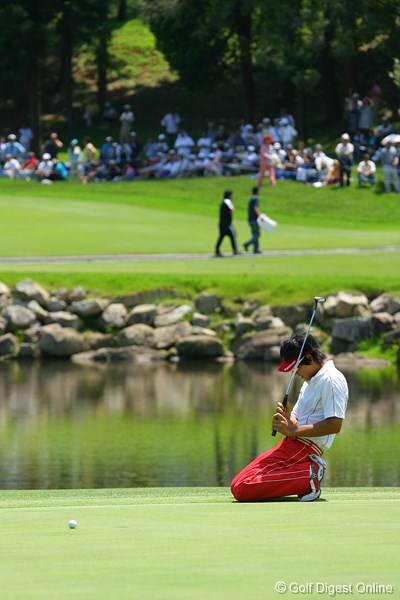 UBS日本ゴルフツアー選手権 宍戸ヒルズ 最終日 石川遼 17番、バーディパットが決まらずにへたりこむ