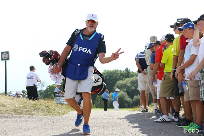 ザック・ジョンソンのキャディを務めるグリーンはいつも陽気。ゴルフはツアーレベルの腕前です 2015年 全米プロゴルフ選手権 初日 デーモン・グリーン