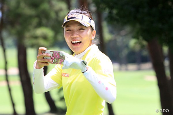 2015年 日本女子オープンゴルフ選手権競技 事前 テレサ・ルー 50人近い報道陣に囲まれ、「こんなの初めて。写真撮っていい？」とおどけたテレサ・ルー