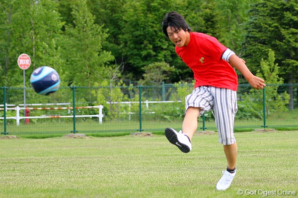 2009年 日本プロゴルフ選手権 石川遼 サッカーでも並々ならぬセンスを披露！ 次々とシュートを放っていた