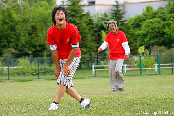 笑顔、笑顔の石川遼。この時ばかりは父・勝美氏もリラックスした表情